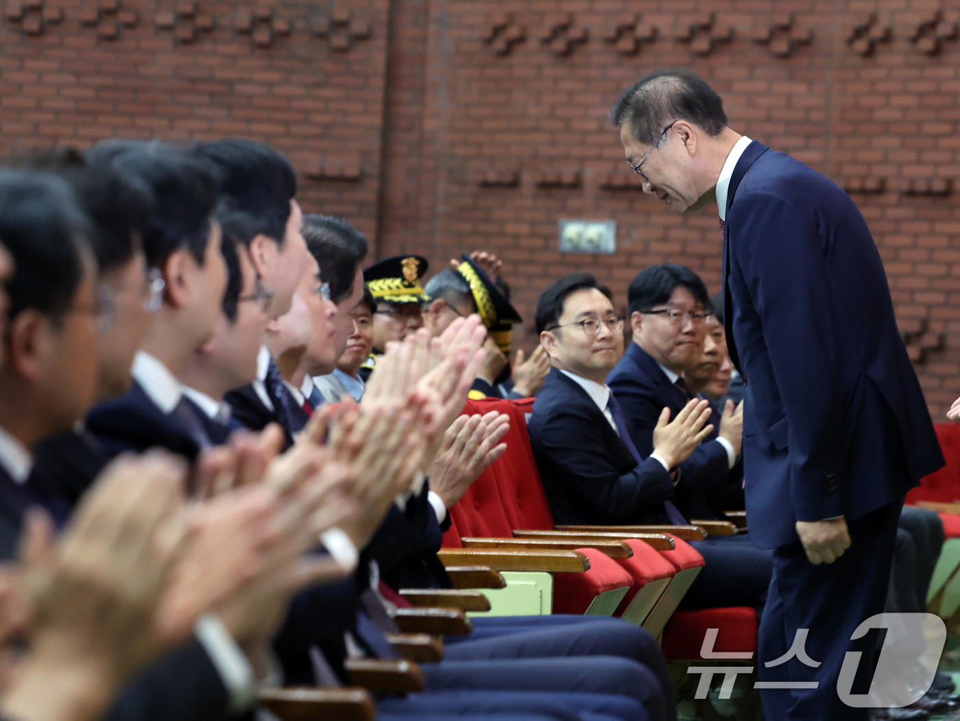 (과천=뉴스1) 황기선 기자 = 박성재 법무부장관이 5일 오전 경기 과천시 정부과천청사에서 열린 이임식에서 직원들에게 인사하고 있다.  2025.6.5/뉴스1
