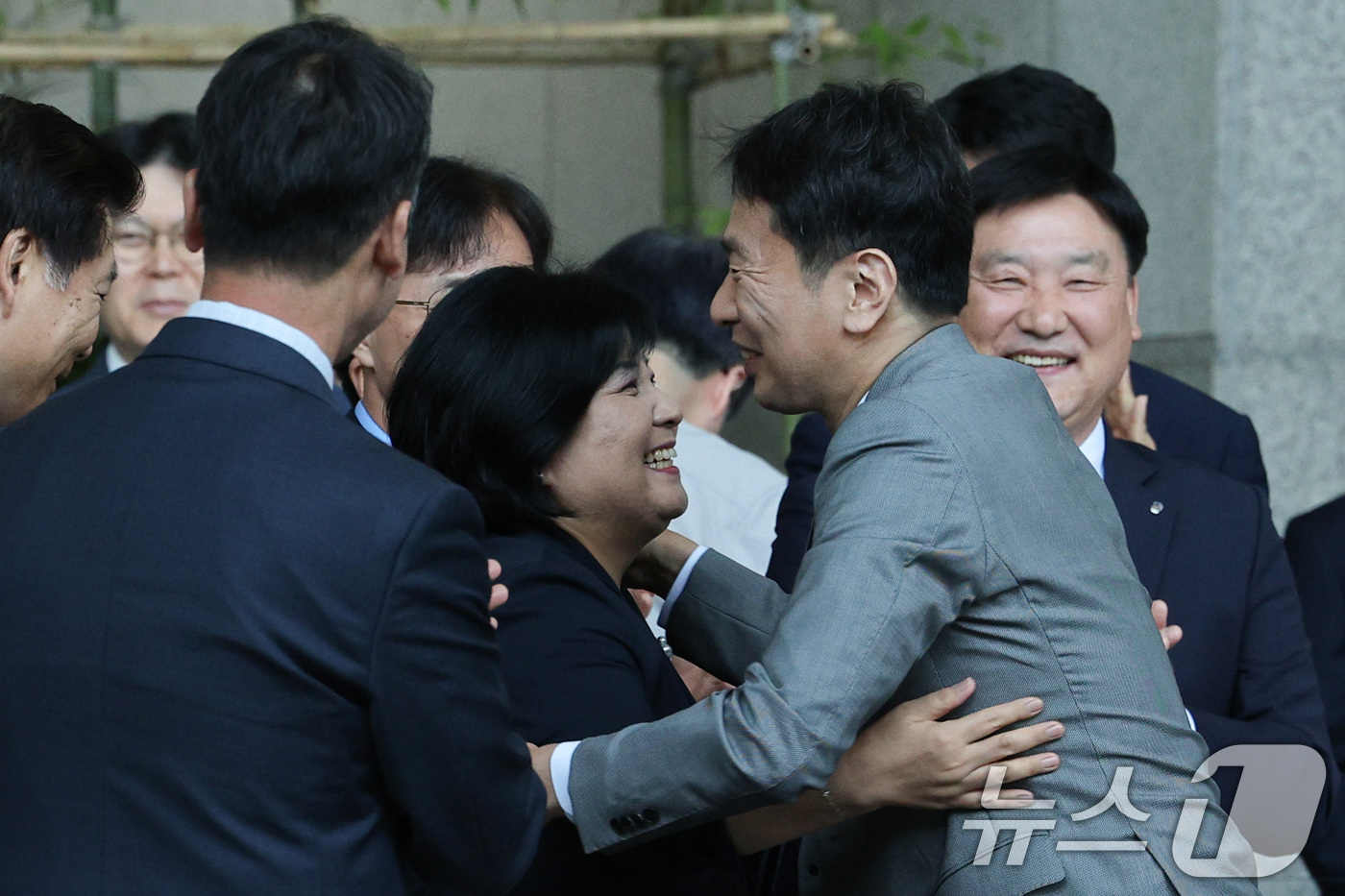 (서울=뉴스1) 신웅수 기자 = 이복현 금융감독원장이 5일 오전 서울 여의도 금융감독원에서 열린 자신의 퇴임식을 마친 후 직원들과 인사하고 있다. 2025.6.5/뉴스1