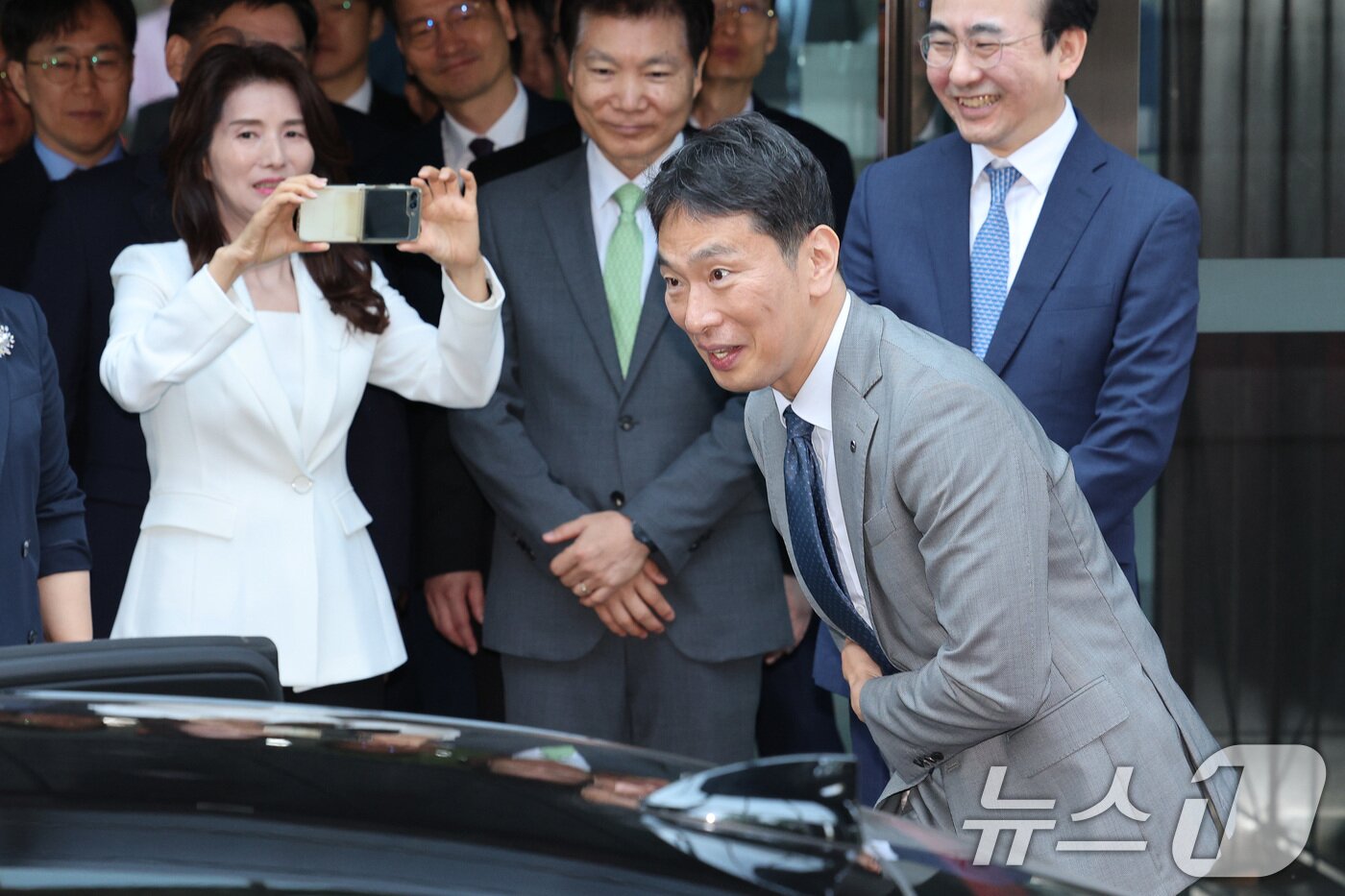 본문 이미지 - 이복현 금융감독원장이 5일 오전 서울 여의도 금융감독원에서 열린 자신의 퇴임식을 마친 후 직원들과 인사하고 있다. 2025.6.5 ⓒ 뉴스1 신웅수 기자