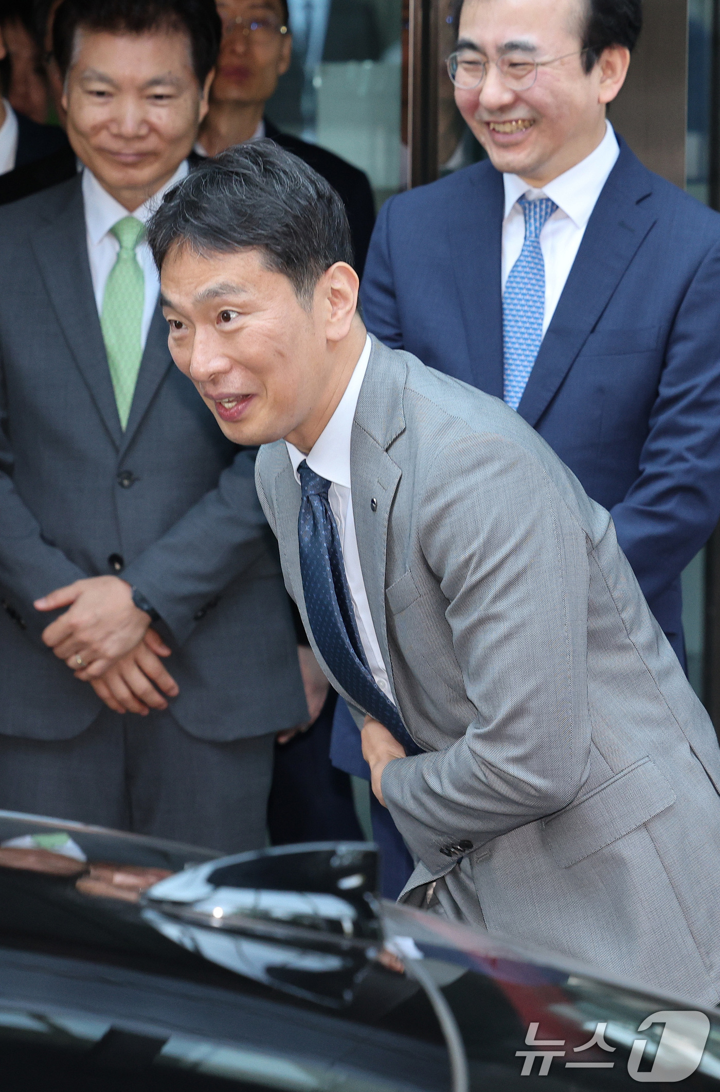 (서울=뉴스1) 신웅수 기자 = 이복현 금융감독원장이 5일 오전 서울 여의도 금융감독원에서 열린 자신의 퇴임식을 마친 후 직원들과 인사하고 있다. 2025.6.5/뉴스1