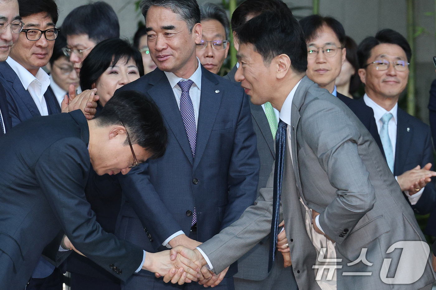 (서울=뉴스1) 신웅수 기자 = 이복현 금융감독원장이 5일 오전 서울 여의도 금융감독원에서 열린 자신의 퇴임식을 마친 후 직원들과 인사하고 있다. 2025.6.5/뉴스1