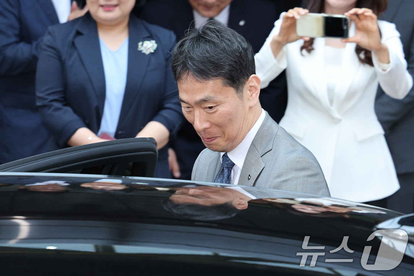 (서울=뉴스1) 신웅수 기자 = 이복현 금융감독원장이 5일 오전 서울 여의도 금융감독원에서 열린 자신의 퇴임식을 마친 후 직원들과 인사하고 있다. 2025.6.5/뉴스1