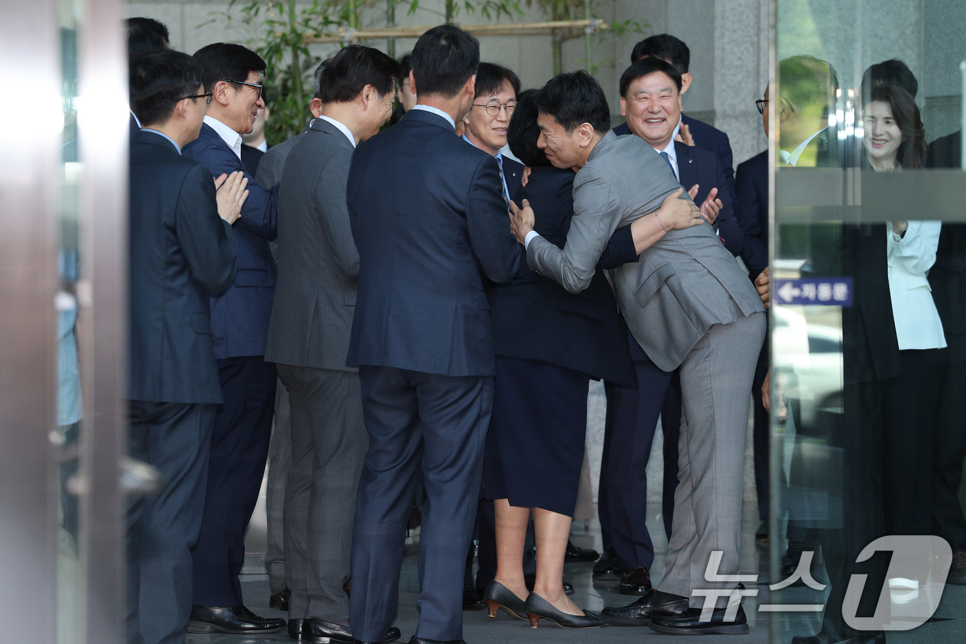 (서울=뉴스1) 신웅수 기자 = 이복현 금융감독원장이 5일 오전 서울 여의도 금융감독원에서 열린 자신의 퇴임식을 마친 후 직원들과 인사하고 있다. 2025.6.5/뉴스1