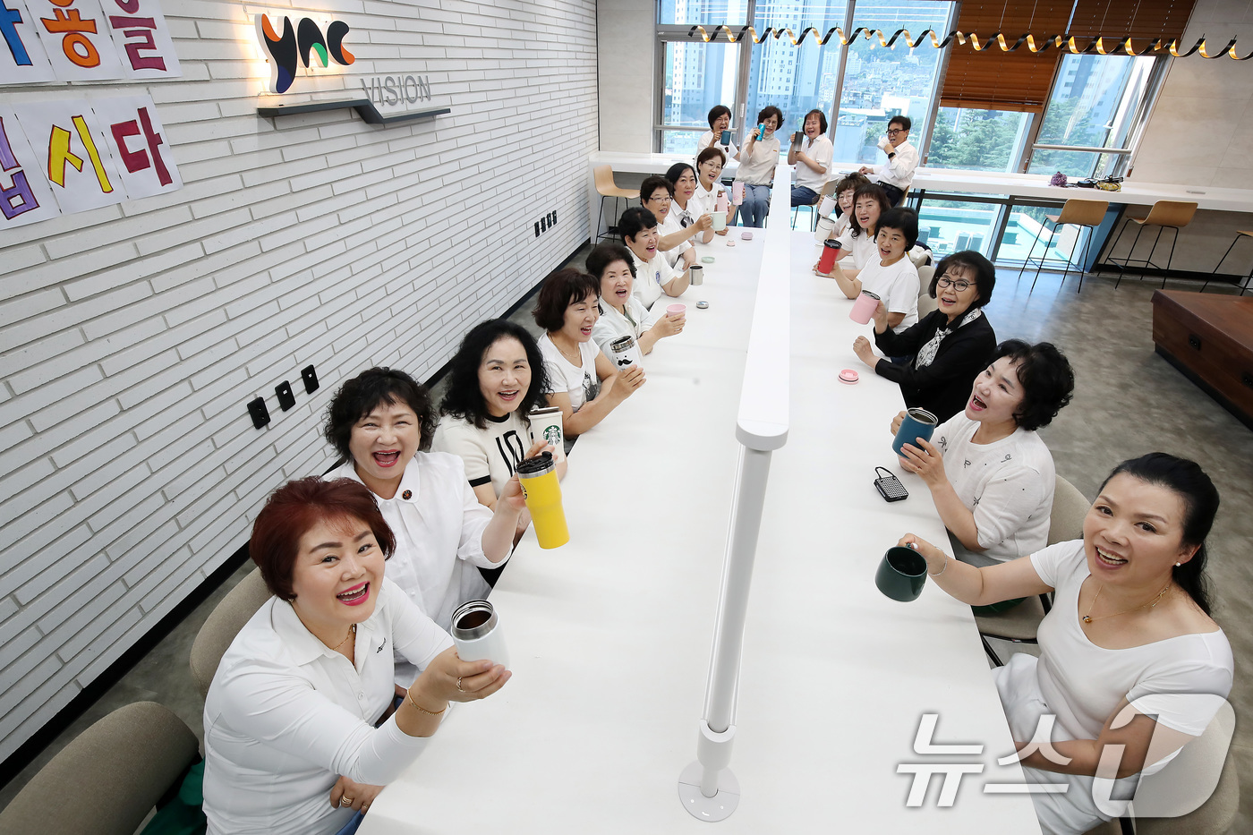 (대구=뉴스1) 공정식 기자 = '세계 환경의 날'인 5일 대구 남구 영남이공대 사회복지서비스과 심화과정 성인학습자 학생들이 개인용 머그잔과 텀블러를 들고 종이컵 등 '일회용품 사 …