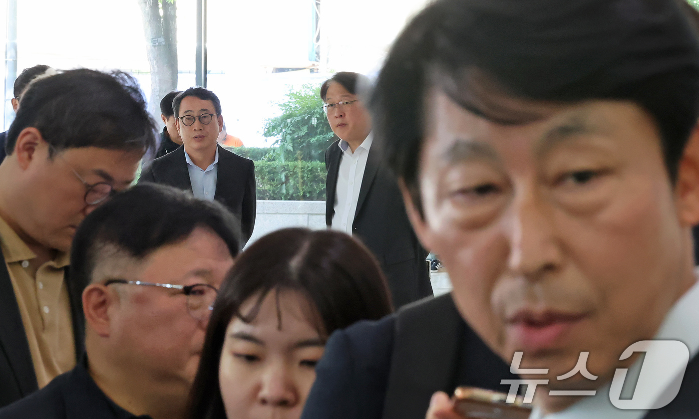 (서울=뉴스1) 장수영 기자 = 유영상 SKT 사장이 5일 서울 종로구 SK 서린빌딩 로비에서 SKT 번호이동 위약금 면제 결정을 촉구하기 위해 최태원 SK그룹 회장 면담을 요구하 …