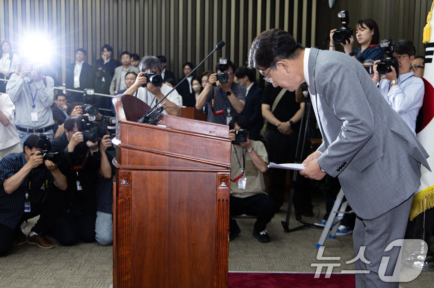 본문 이미지 - 권성동 국민의힘 원내대표가 5일 오전 서울 여의도 국회에서 열린 의원총회에서 발언을 마친 후 인사하고 있다. 2025.6.5/뉴스1 ⓒ News1 이재명 기자