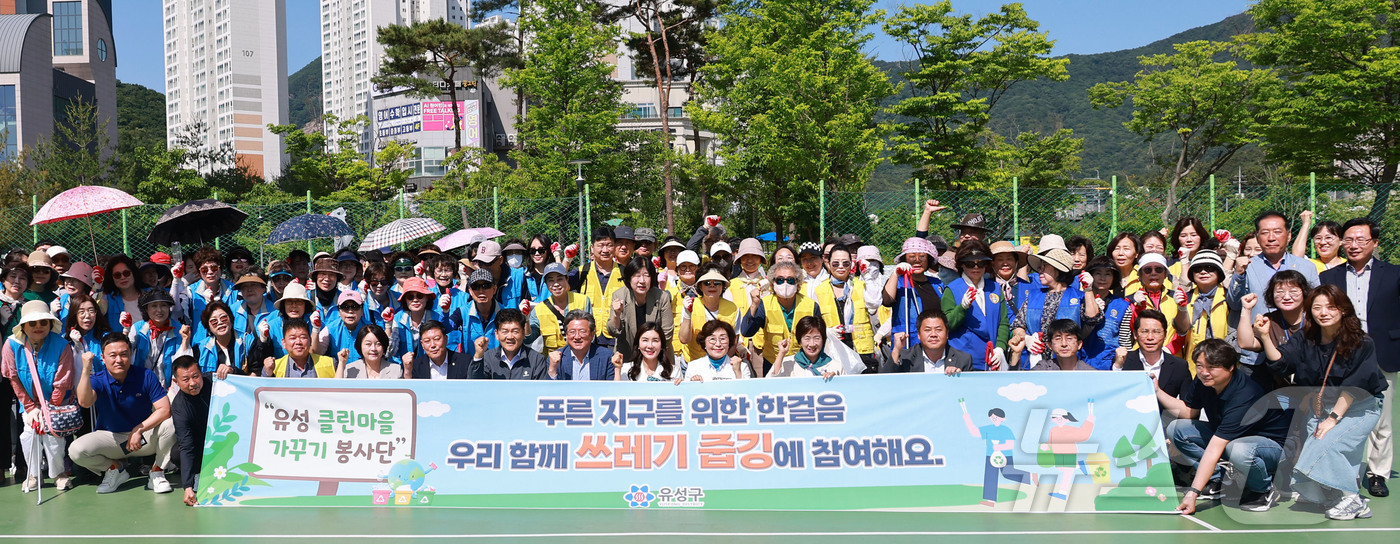 (대전=뉴스1) 이동원 기자 = 정용래 대전 유성구청장이 5일 세계 환경의 날을 기념해 노은3동 주민자치회, 통장협의회 등으로 구성된 봉사단 100여 명과 함께 반석천과 반석동 일 …