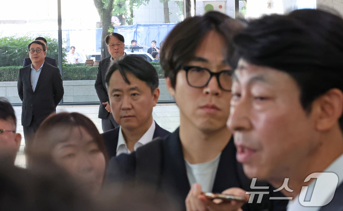 (서울=뉴스1) 장수영 기자 = 유영상 SKT 사장이 5일 서울 종로구 SK 서린빌딩 로비에서 SKT 번호이동 위약금 면제 결정을 촉구하기 위해 최태원 SK그룹 회장 면담을 요구하 …