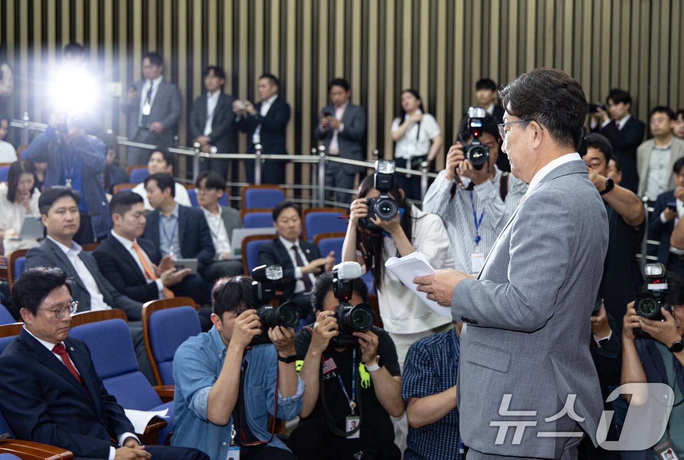 본문 이미지 - 권성동 국민의힘 원내대표가 5일 오전 서울 여의도 국회에서 열린 의원총회에서 사퇴 의사를 밝힌 후 회의장을 나서고 있다. 2025.6.5/뉴스1 ⓒ News1 이재명 기자
