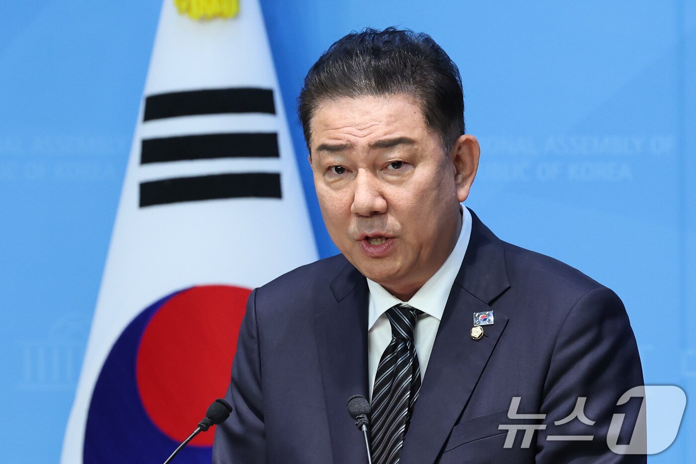 본문 이미지 - 김병기 더불어민주당 의원이 5일 서울 여의도 국회 소통관에서 제22대 국회 제2기 민주당 원내대표 출마를 선언하고 있다. 2025.6.5/뉴스1 ⓒ News1 안은나 기자