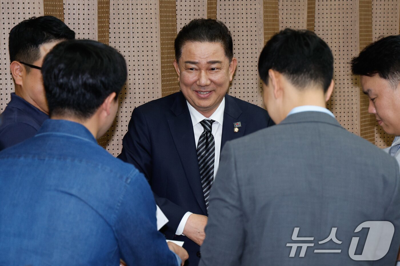 본문 이미지 - 김병기 더불어민주당 의원이 5일 서울 여의도 국회 소통관에서 제22대 국회 제2기 민주당 원내대표 출마를 선언하기 앞서 기자들과 인사를 나누고 있다. 2025.6.5/뉴스1 ⓒ News1 안은나 기자
