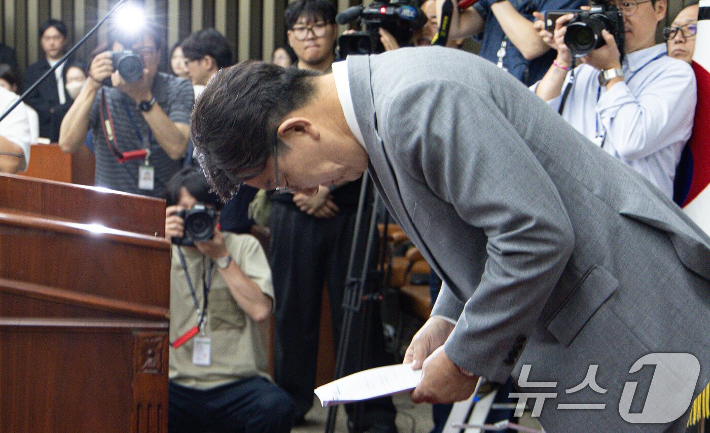 본문 이미지 - 권성동 국민의힘 원내대표가 5일 오전 서울 여의도 국회에서 열린 의원총회에서 사퇴 의사를 밝힌 후 인사를 하고 있다. 2025.6.5/뉴스1 ⓒ News1 이재명 기자