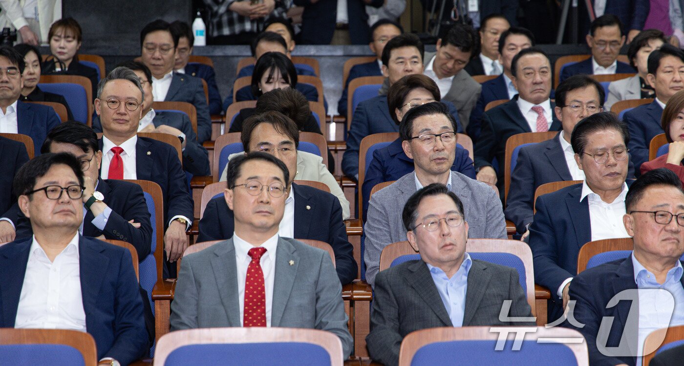 본문 이미지 - 국민의힘 의원들이 지난 5일 오전 서울 여의도 국회에서 열린 의원총회에서 권성동 원내대표 발언을 듣고 있다. 2025.6.5/뉴스1 ⓒ News1 이재명 기자