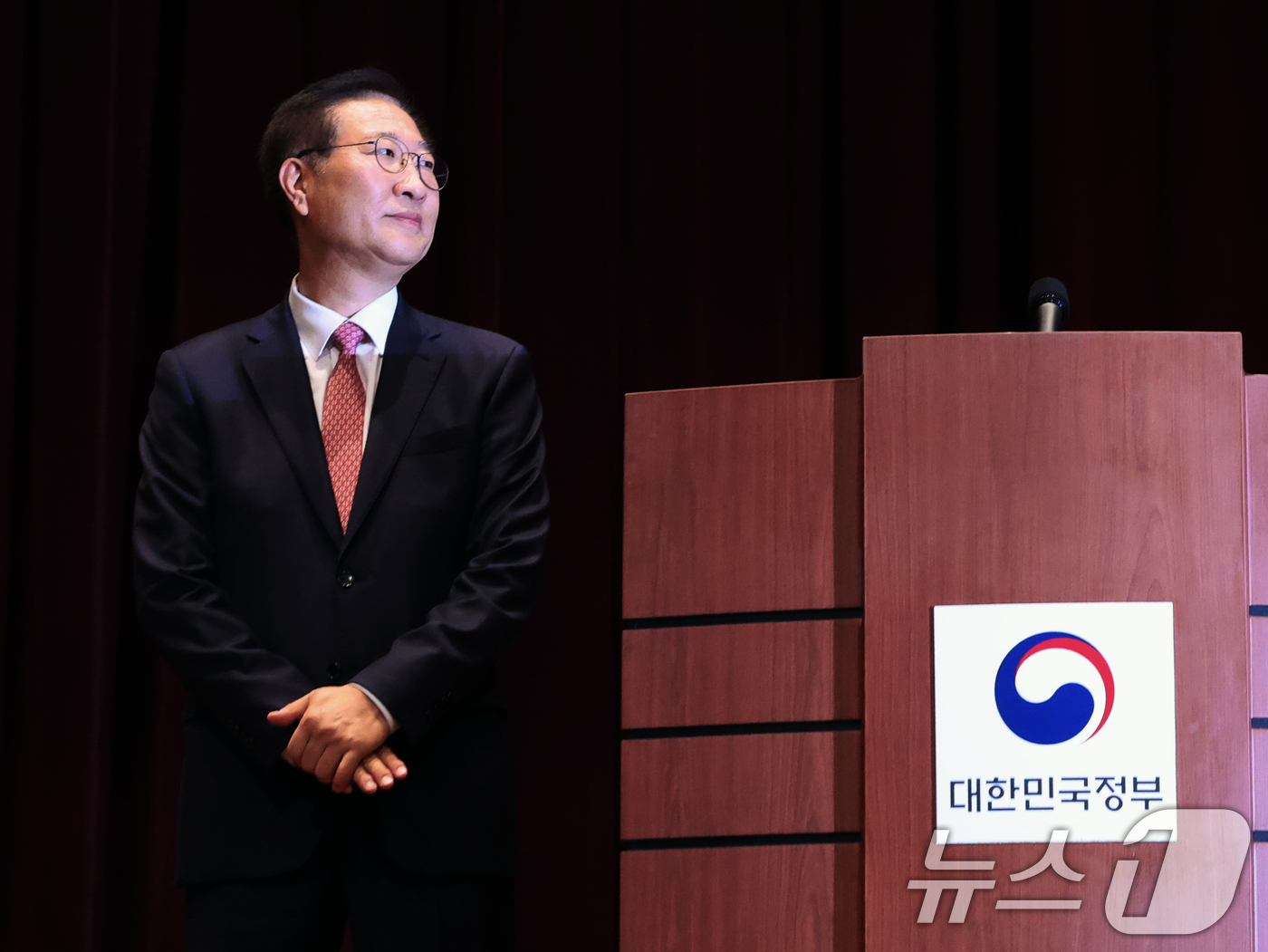 (과천=뉴스1) 황기선 기자 = 박성재 법무부장관이 5일 오전 경기 과천시 정부과천청사에서 열린 이임식에서 이임사를 마친 후 단상을 내려가고 있다. 2025.6.5/뉴스1