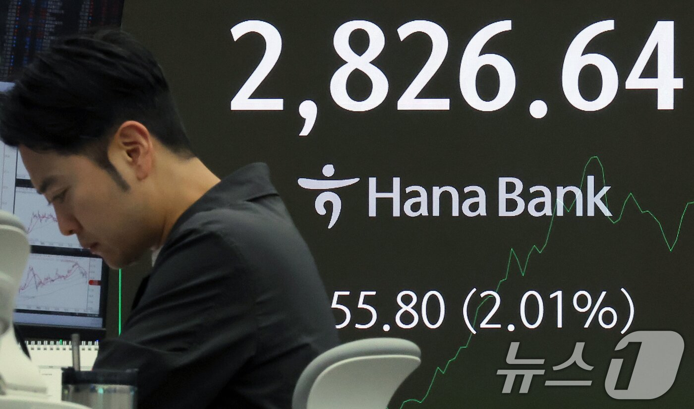 본문 이미지 - 이재명 대통령 취임 이튿날에도 코스피가 장중 2%대까지 상승하며 2820선을 돌파한 5일 오전 서울 중구 하나은행 본점 딜링룸 전광판에 증시가 표시되고 있다. 장중 2800선을 뚫은 것은 지난해 7월 19일(2802.68p) 이후 약 11개월 만이다. 2025.6.5/뉴스1 ⓒ News1 박정호