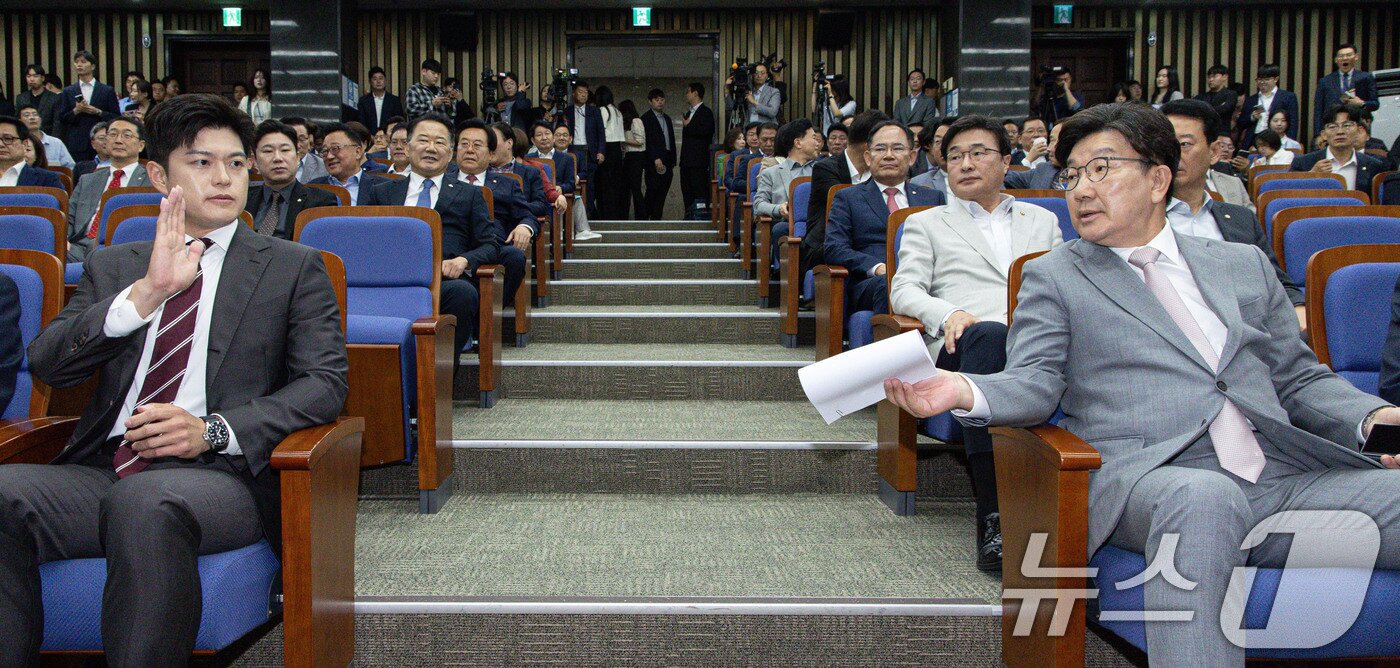 본문 이미지 - 권성동 국민의힘 원내대표가 5일 오전 서울 여의도 국회에서 열린 의원총회에서 김용태 비대위원장에게 모두발언 여부를 묻고 있다. 2025.6.5/뉴스1 ⓒ News1 이재명 기자