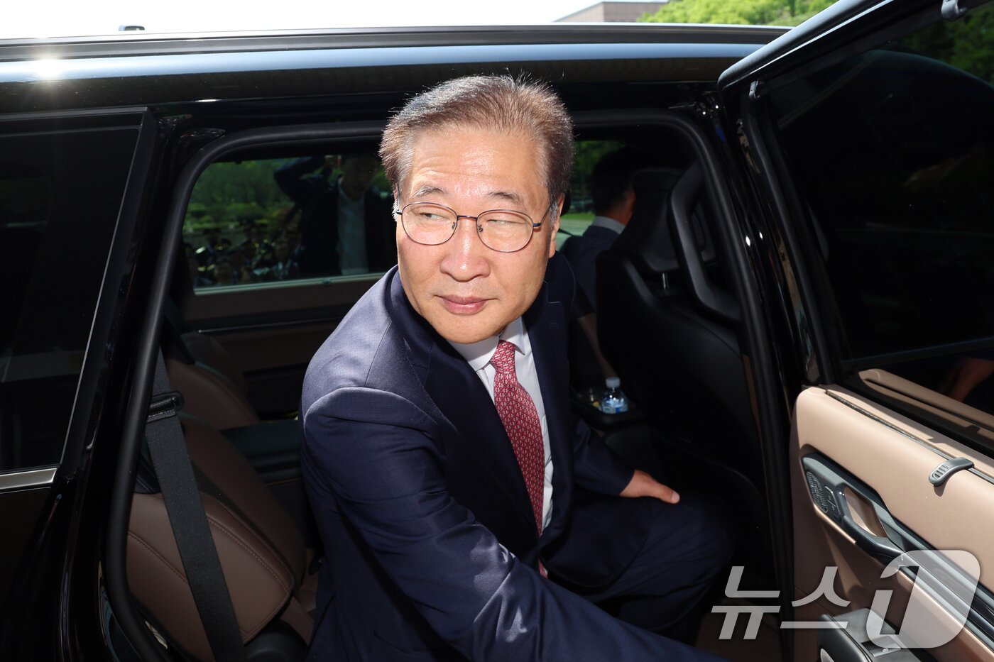 본문 이미지 - 박성재 법무부장관이 5일 오전 경기 과천시 정부과천청사에서 열린 이임식을 마친 후 차량에 오르고 있다. 2025.6.5/뉴스1 ⓒ News1 황기선 기자