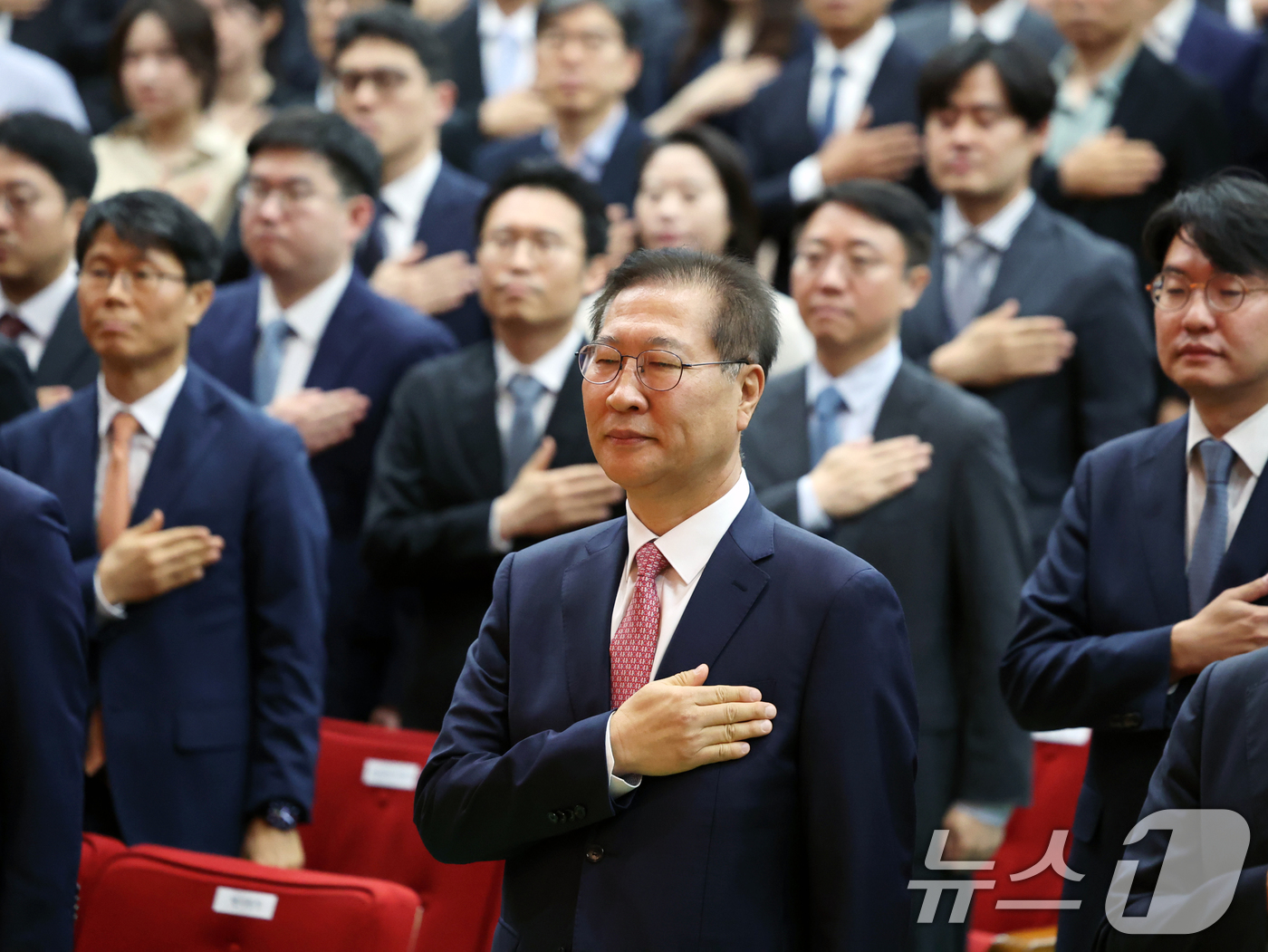 (과천=뉴스1) 황기선 기자 = 박성재 법무부장관이 5일 오전 경기 과천시 정부과천청사에서 열린 이임식에서 국민의례를 하고 있다.  2025.6.5/뉴스1