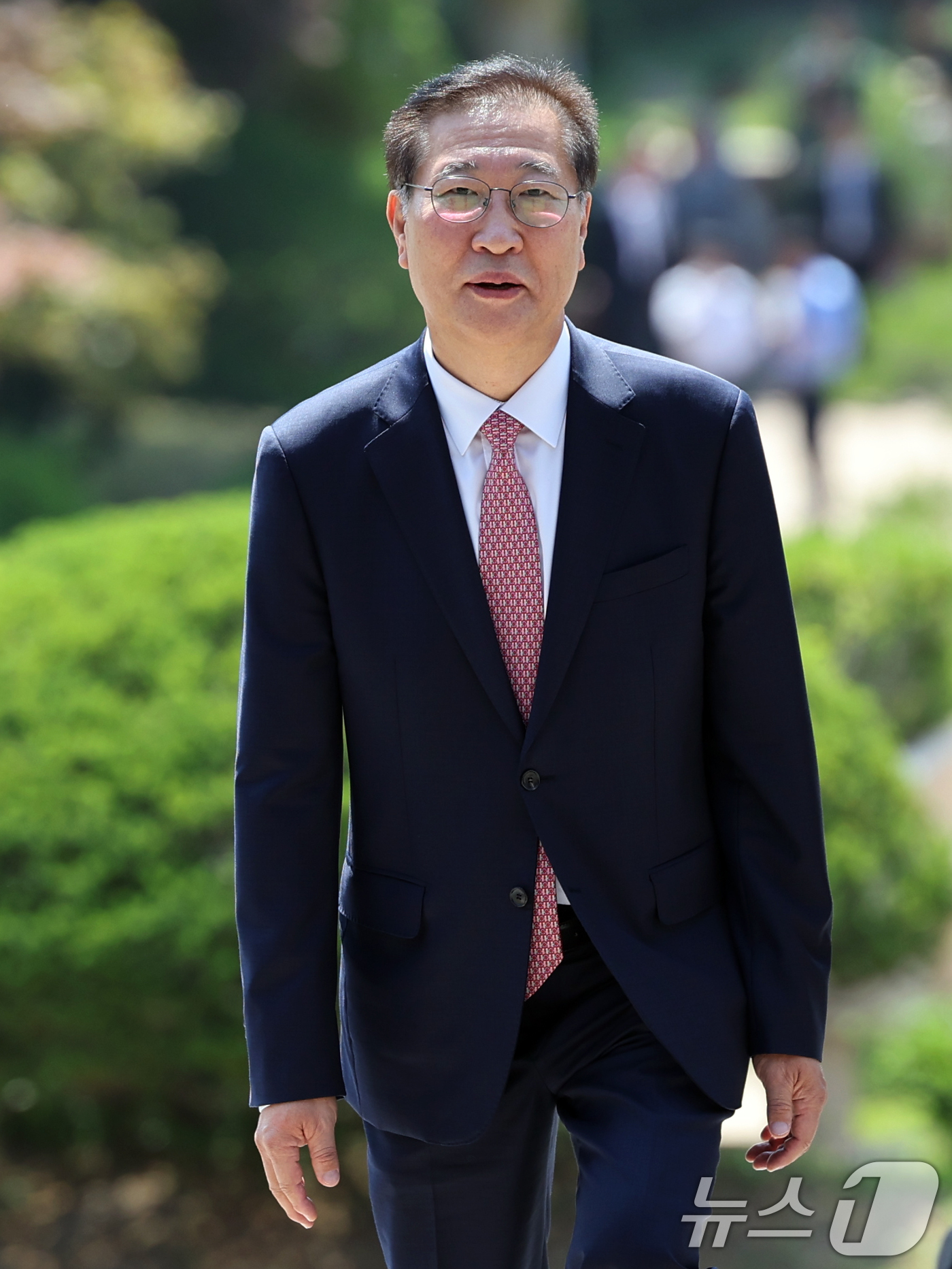 (과천=뉴스1) 황기선 기자 = 박성재 법무부장관이 5일 오전 경기 과천시 정부과천청사에서 열린 이임식을 마친 후 기념촬영을 위해 발걸음을 옮기고 있다.  2025.6.5/뉴스1