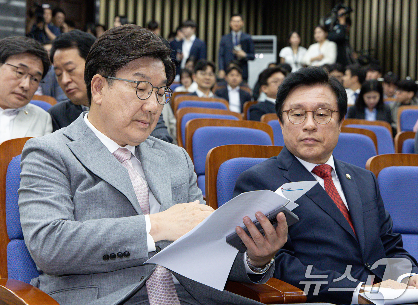 (서울=뉴스1) 이재명 기자 = 권성동 국민의힘 원내대표가 5일 오전 서울 여의도 국회에서 열린 의원총회에서 발언자료를 살펴보고 있다. 2025.6.5/뉴스1