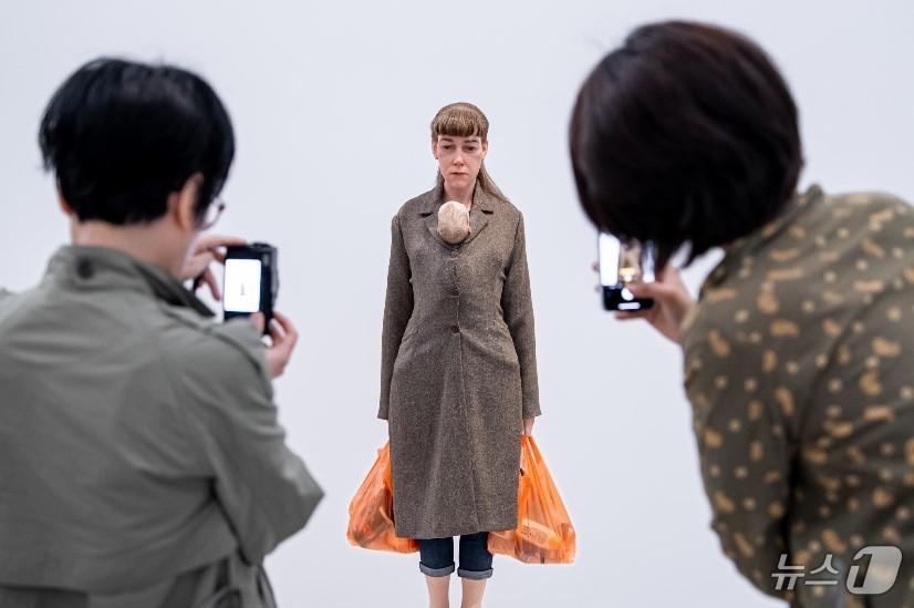 (서울=뉴스1) = 국립현대미술관은 '론 뮤익' 전시가 개막 두 달도 채 안된 50여 일만에 누적관람객 수 30만 명을 넘어섰다고 5일 밝혔다.관람객들이 '론 뮤익' 전시를 관람하 …