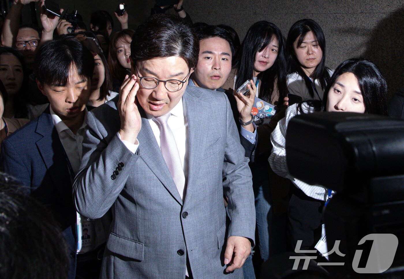 본문 이미지 - 권성동 국민의힘 원내대표가 5일 오전 서울 여의도 국회에서 원내대표실로 향하는 도중 취재진 카메라에 부딪혀 고통스러워 하고 있다. 2025.6.5/뉴스1 ⓒ News1 이재명 기자