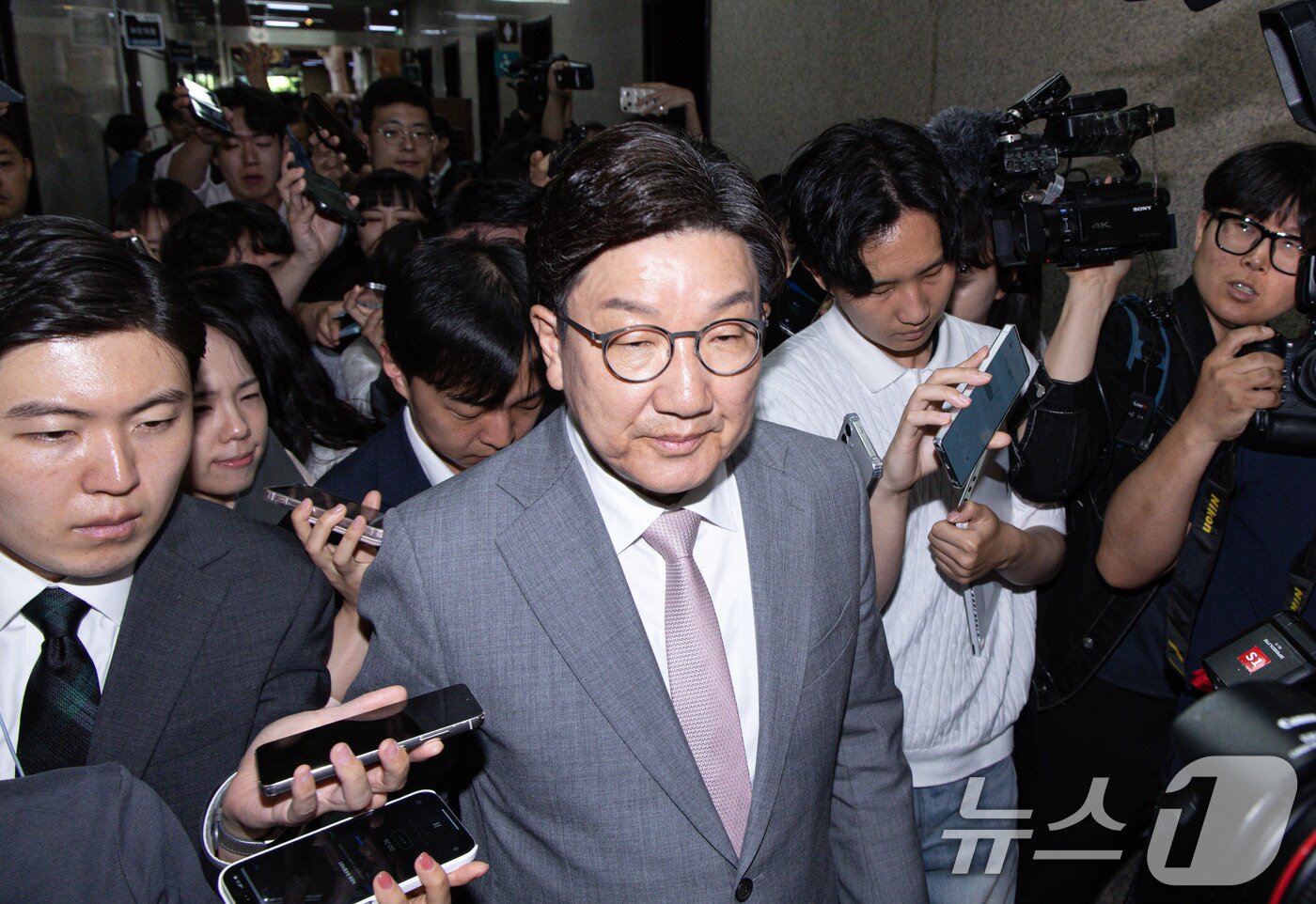 본문 이미지 - 권성동 국민의힘 원내대표가 5일 오전 서울 여의도 국회에서 원내대표실로 향하며 취재진 질문받고 있다. ⓒ News1 이재명 기자