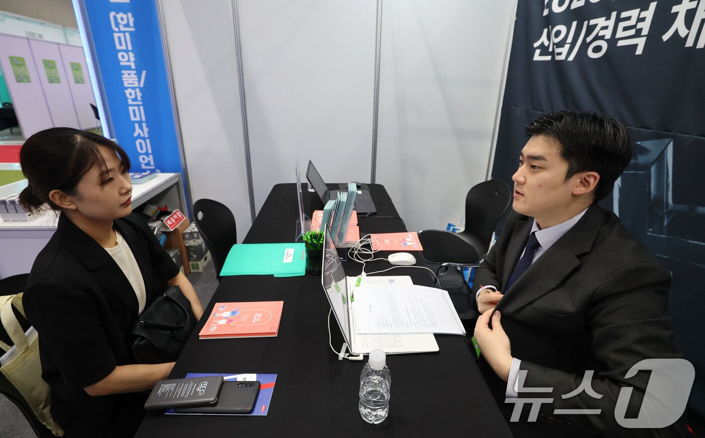 본문 이미지 - 지난해 6월 서울 강남구 코엑스에서 열린 2025 강남구 행복 일자리 박람회를 찾은 취업준비생이 한미그룹 부스에서 취업상담을 받고 있다. ⓒ 뉴스1 박세연 기자
