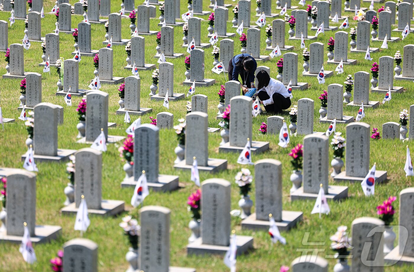 본문 이미지 - 현충일을 하루 앞둔 5일 서울 동작구 국립서울현충원에서 참배객들이 묘역에 참배하고 있다. 2025.6.5/뉴스1 ⓒ News1 김도우 기자
