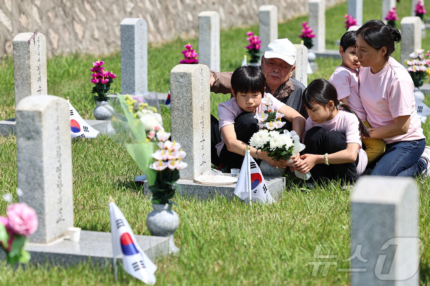 본문 이미지 - 현충일을 하루 앞둔 5일 서울 동작구 국립서울현충원에서 참배객들이 묘역에 참배하고 있다. 2025.6.5/뉴스1 ⓒ News1 김도우 기자