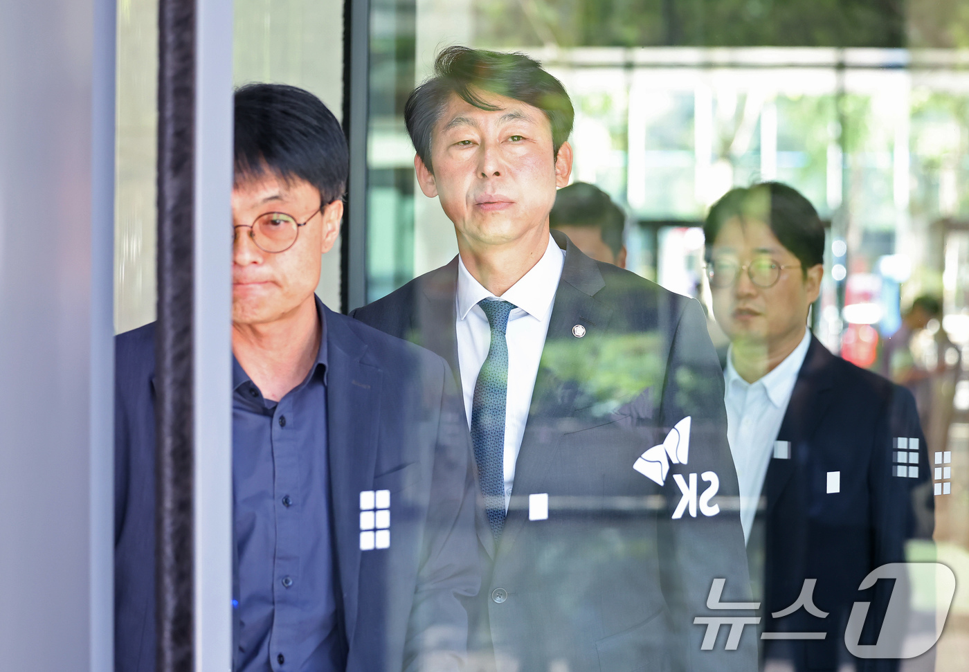 (서울=뉴스1) 장수영 기자 = 국회 과방위 소속 이훈기 더불어민주당 의원이 5일 서울 종로구 SK 서린빌딩에서 SKT 번호이동 위약금 면제와 관련해 최태원 SK그룹 회장과의 면담 …