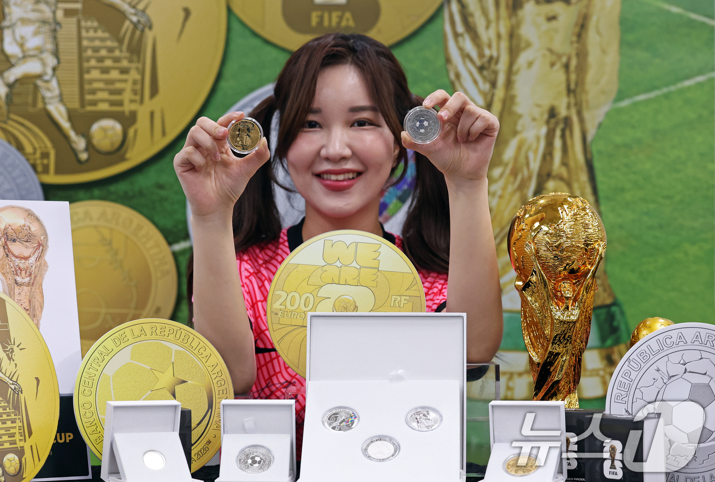 (서울=뉴스1) 오대일 기자 = 2026 국제축구연맹(FIFA) 북중미 월드컵 개막이 1년 여 앞으로 다가온 가운데 5일 서울 마포구 서울월드컵경기장에서 ‘FIFA 월드컵 2026 …