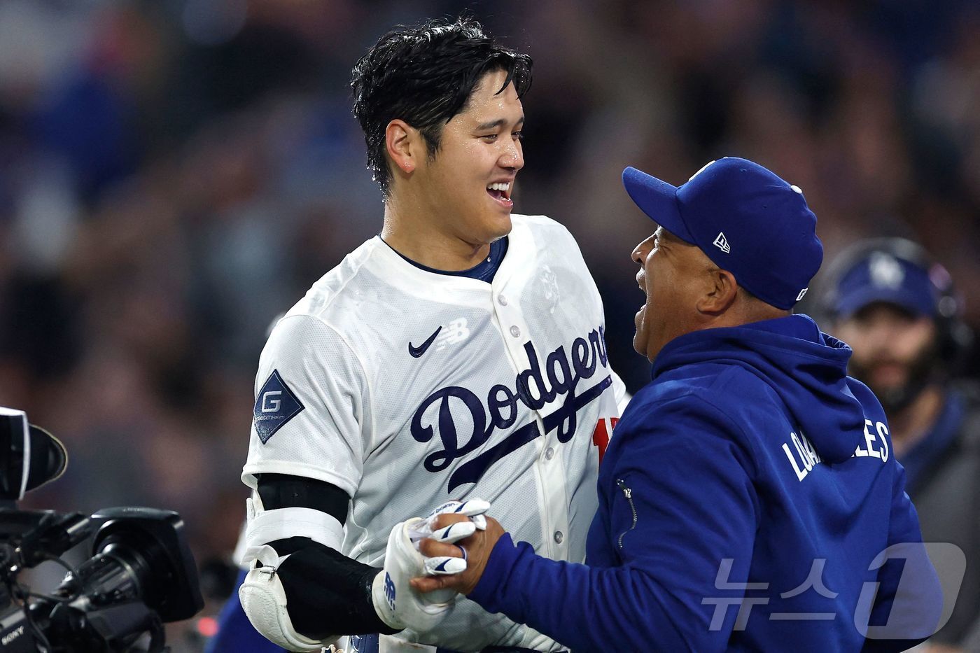 본문 이미지 - 오타니 쇼헤이(왼쪽)와 데이브 로버츠 LA 다저스 감독은 자동차 선물로 유쾌한 장난을 쳤다. ⓒ AFP=뉴스1