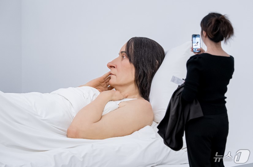 (서울=뉴스1) = 국립현대미술관은 '론 뮤익' 전시가 개막 두 달도 채 안된 50여 일만에 누적관람객 수 30만 명을 넘어섰다고 5일 밝혔다.관람객들이 '론 뮤익' 전시를 관람하 …