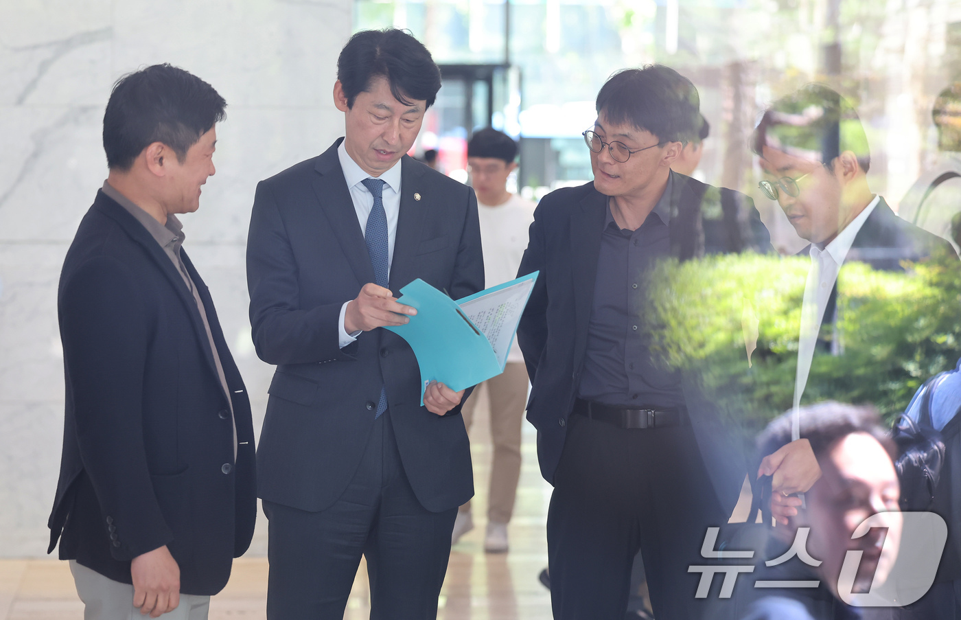 (서울=뉴스1) 장수영 기자 = 국회 과방위 소속 이훈기 더불어민주당 의원이 5일 서울 종로구 SK 서린빌딩에서 SKT 번호이동 위약금 면제와 관련해 최태원 SK그룹 회장과의 면담 …