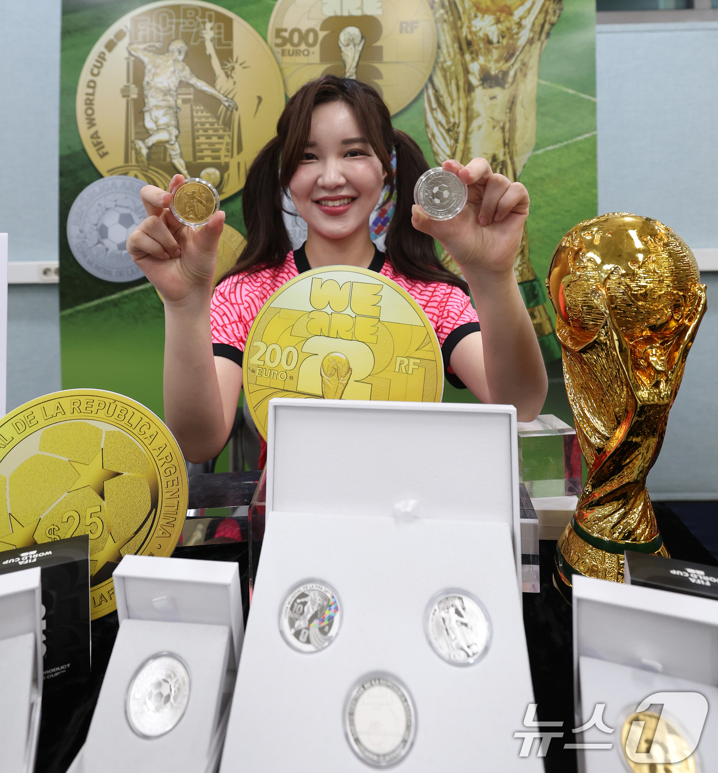 (서울=뉴스1) 오대일 기자 = 2026 국제축구연맹(FIFA) 북중미 월드컵 개막이 1년 여 앞으로 다가온 가운데 5일 서울 마포구 서울월드컵경기장에서 ‘FIFA 월드컵 2026 …