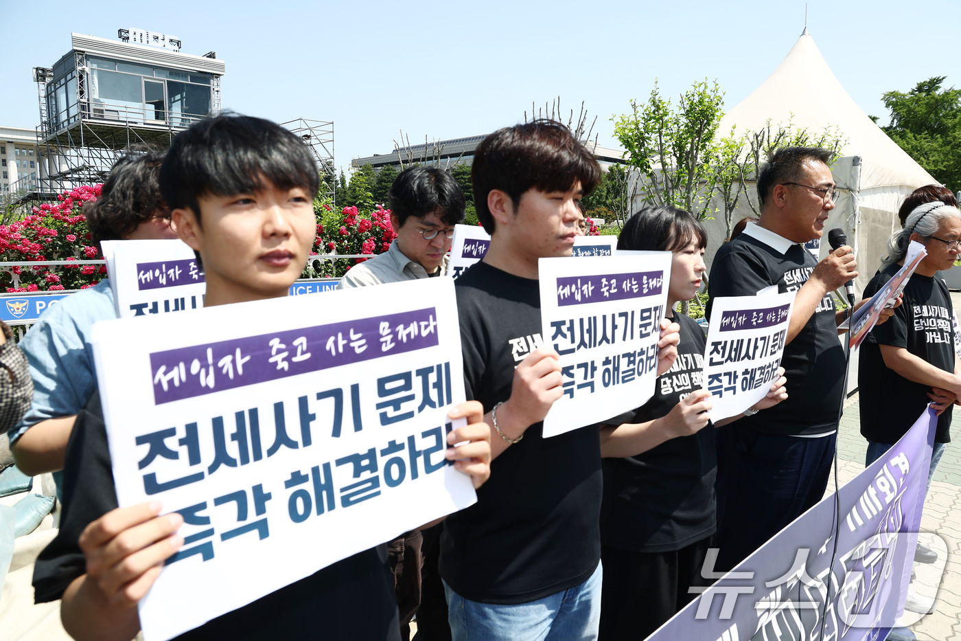 (서울=뉴스1) 김민지 기자 = 전세사기·깡통전세 피해자 전국대책위원회 관계자들이 5일 서울 여의도 국회 앞에서 전세사기 문제 해결 촉구 기자회견을 하고 있다. 2025.6.5/뉴 …