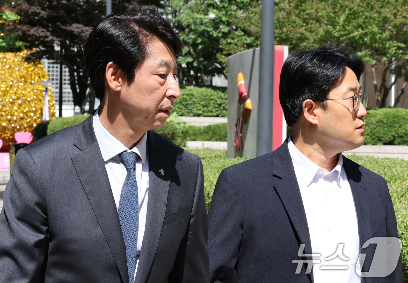 (서울=뉴스1) 장수영 기자 = 국회 과방위 소속 이훈기 더불어민주당 의원이 5일 최태원 SK그룹 회장에게 SKT 번호이동 위약금 면제 결정을 촉구하기 위해 서울 종로구 SK 서린 …