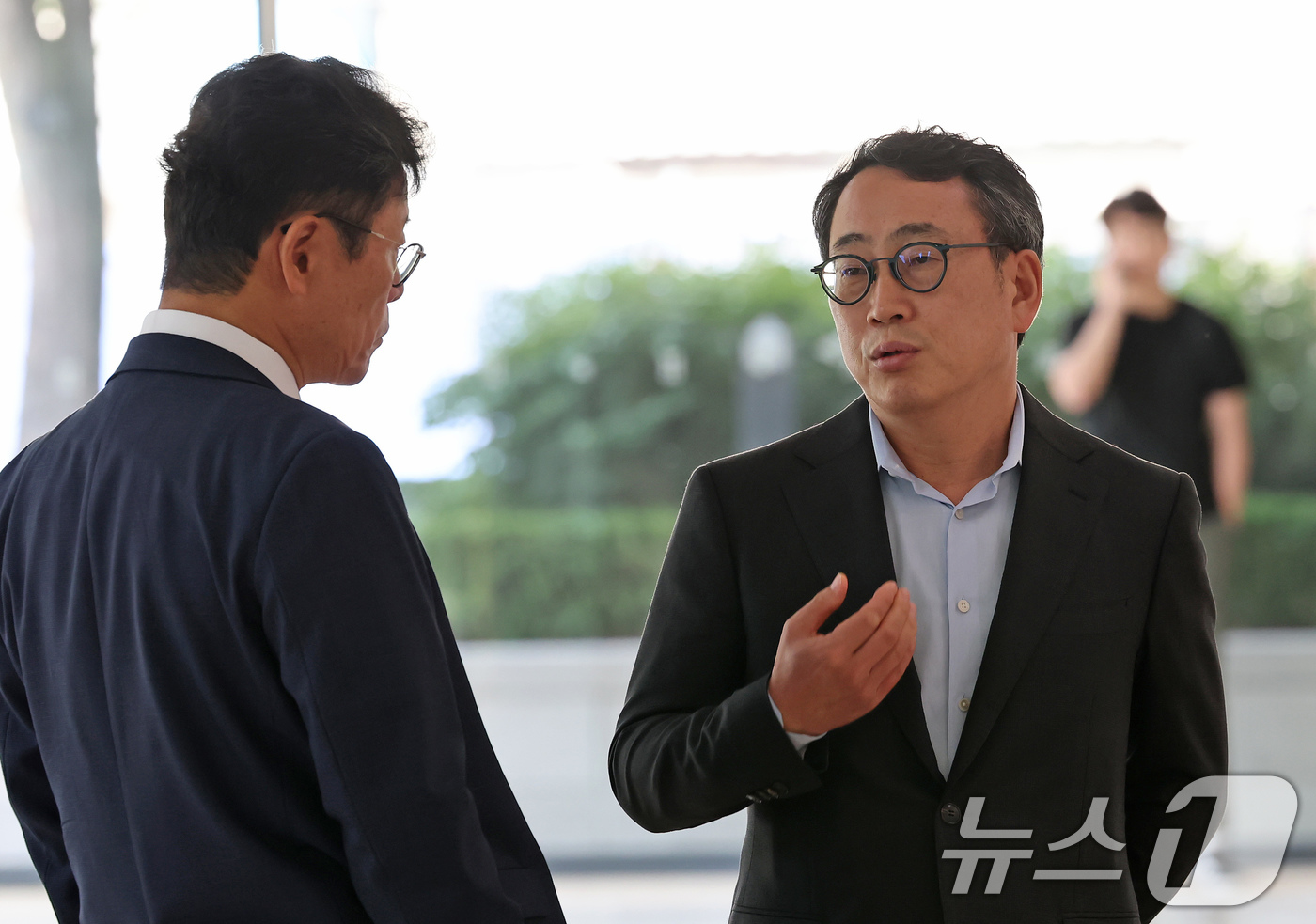 (서울=뉴스1) 장수영 기자 = 유영상 SKT 사장이 5일 서울 종로구 SK 서린빌딩 로비에서 관계자와 대화를 나누고 있다.국회 과방위 소속 이훈기 더불어민주당 의원이 이날 서린빌 …
