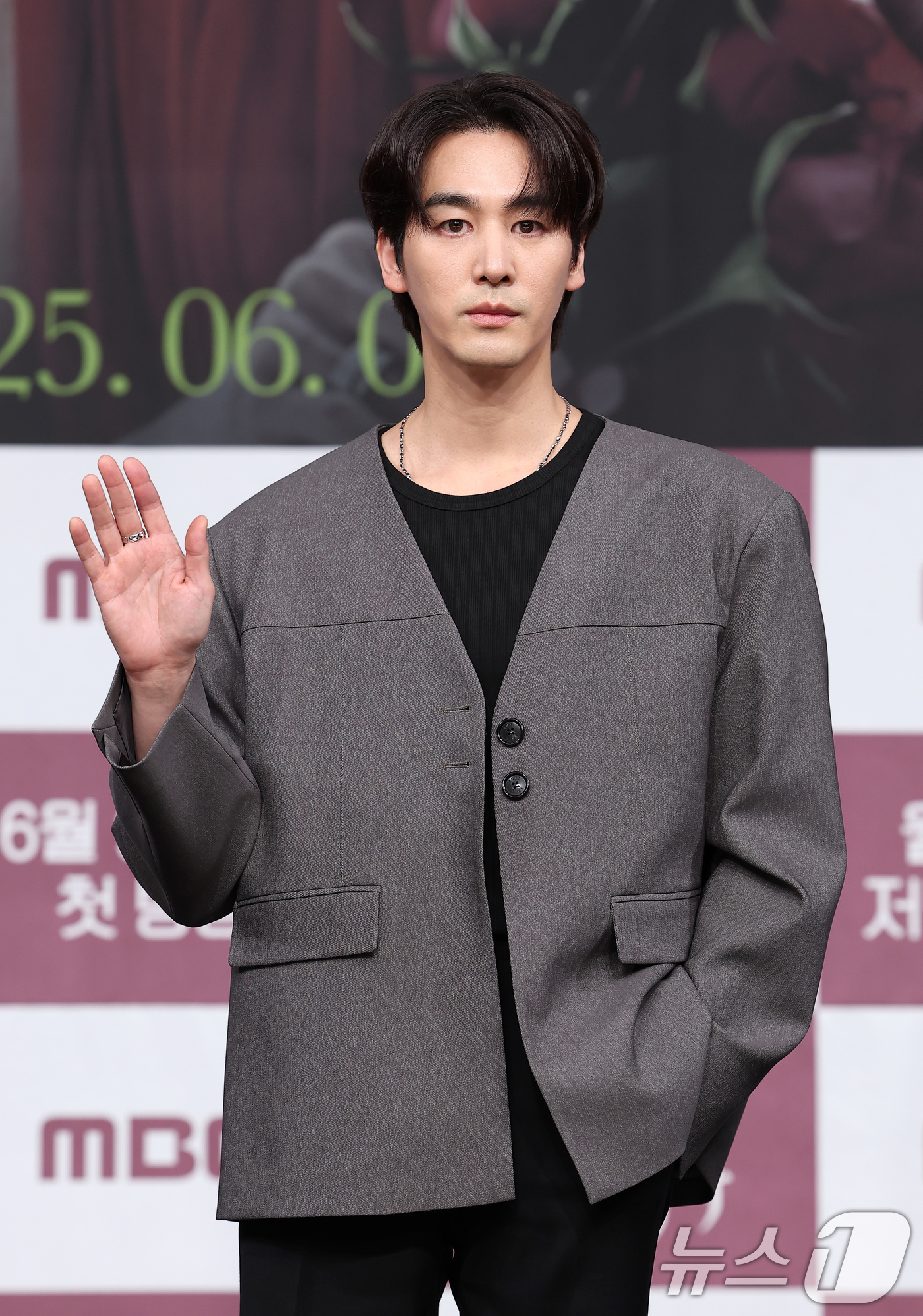 (서울=뉴스1) 김성진 기자 = 배우 오창석이 5일 서울 마포구 상암동 MBC 사옥에서 열린 새 일일드라마 '태양을 삼킨 여자' 제작발표회에서 포즈를 취하고 있다.'태양을 삼킨 여 …