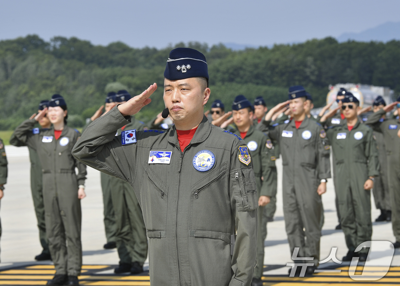 (서울=뉴스1) = 지난 3일 공군 충주기지에서 진행된 '25년 레드플래그 알래스카 출정식에서 훈련 참가요원들이 국기에 대한 경례를 하고 있다.  (공군 제공. 재판매 및 DB 금 …