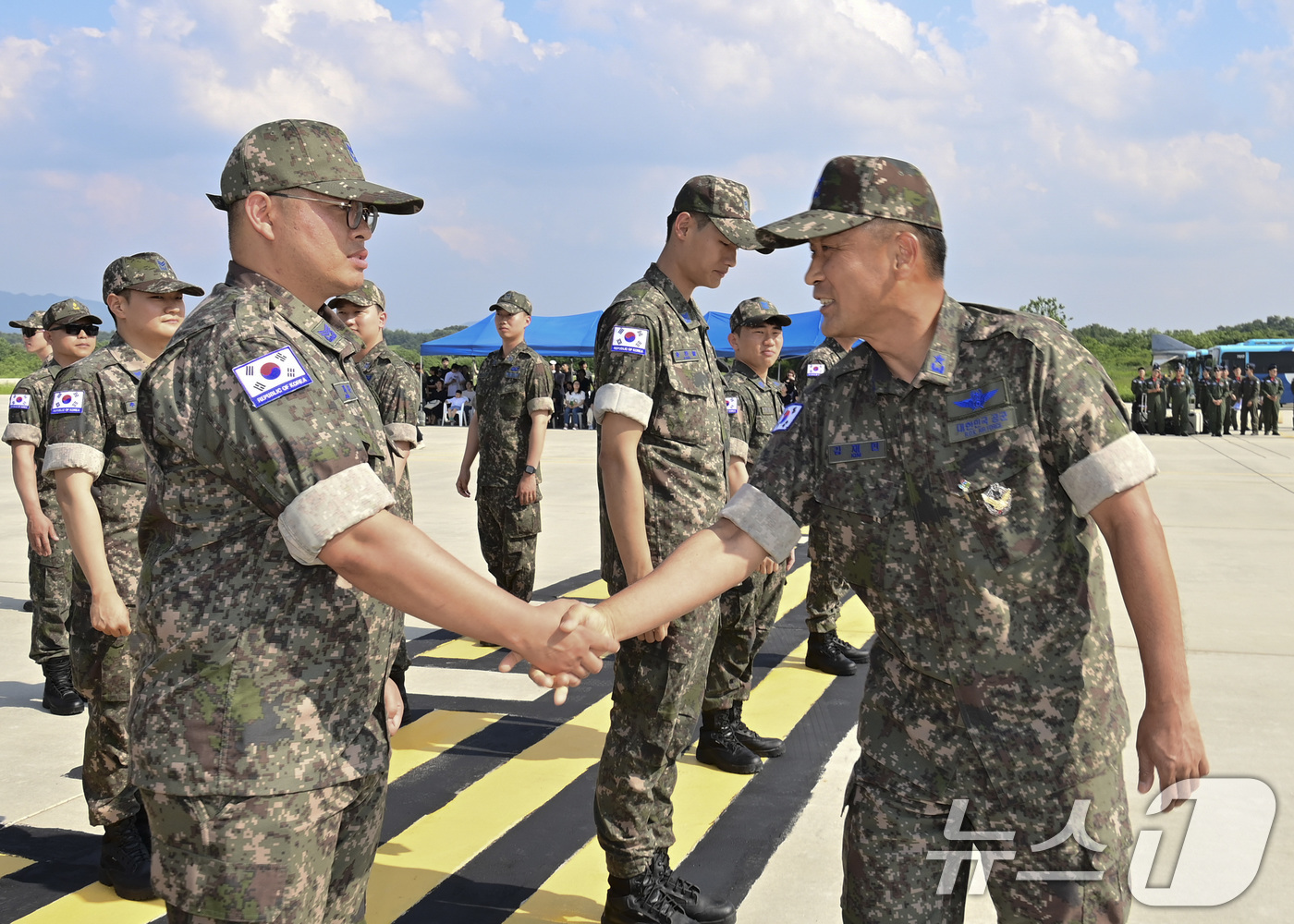 (서울=뉴스1) = 지난 3일 공군 충주기지에서 진행된 '25년 레드플래그 알래스카 출정식에서 제19전투비행단장 김재민 준장(오른쪽)이 훈련 참가요원들을 격려하고 있다. (공군 제 …