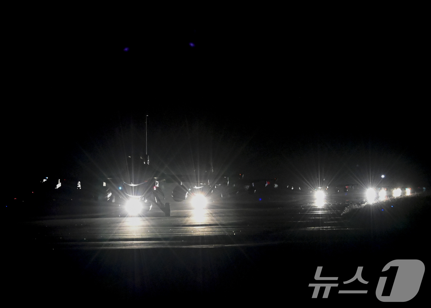 (서울=뉴스1) = 공군 KF-16 전투기가 지상활주하고 있다.공군 KF-16 전투기 6대는 미 태평양공군 사령부(Pacific Air Forces)에서 주관하는 레드플래그 알래스 …