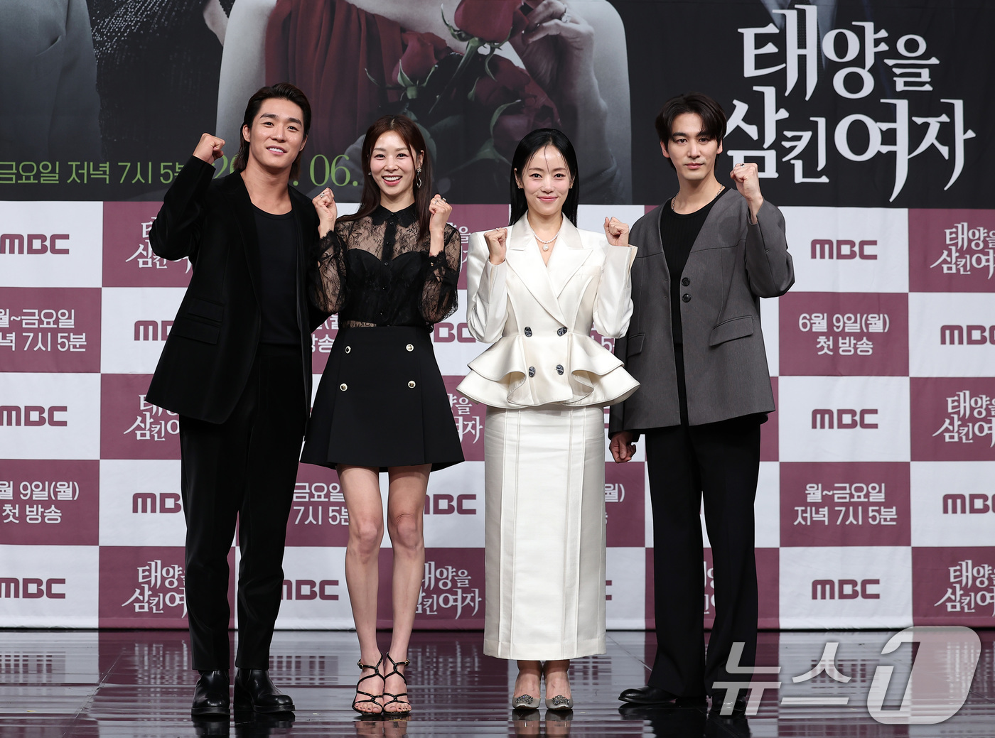 (서울=뉴스1) 김성진 기자 = 배우 서하준(왼쪽부터), 장신영, 윤아정, 오창석이 5일 서울 마포구 상암동 MBC 사옥에서 열린 새 일일드라마 '태양을 삼킨 여자' 제작발표회에서 …