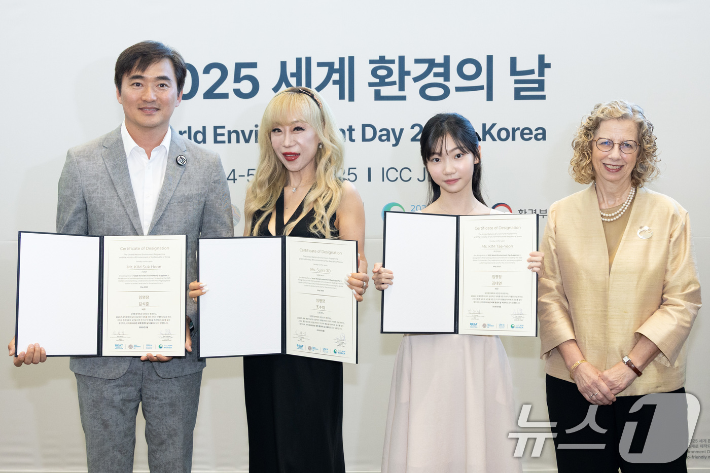 (서울=뉴스1) = 잉거 안데르센 UNEP 사무총장이 5일 제주 서귀포 소재 제주국제컨벤션센터에서 제54차 세계 환경의 날 홍보대사로 소프라노 조수미, 배우 김석훈, 배우 김태연을 …