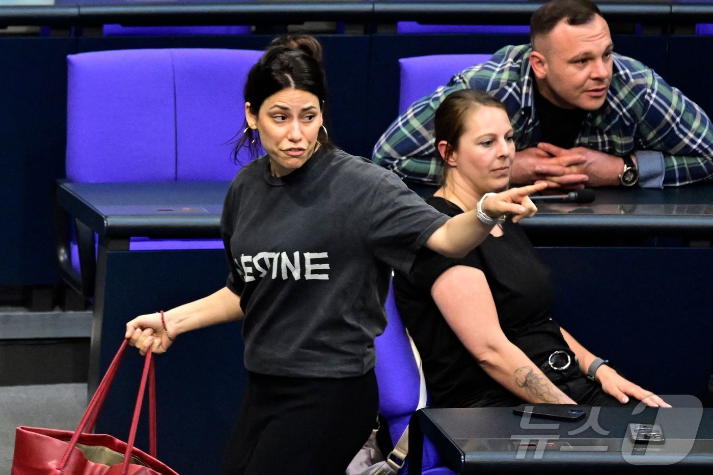 (베를린 AFP=뉴스1) 김지완 기자 = 4일(현지시간) 독일 좌파당 소속의 칸진 쾨크튀르크 연방 하원의원이 '팔레스타인'이 적힌 티셔츠를 입었다는 이유로 본회의장에서 퇴장 요구를 …