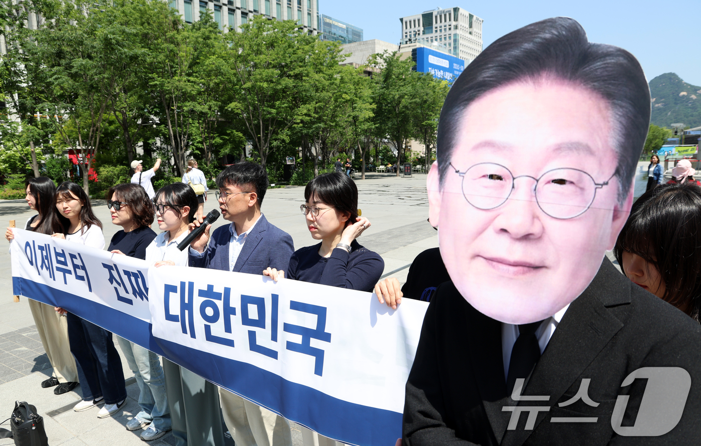 (서울=뉴스1) 김명섭 기자 = 5일 오전 서울 광화문광장에서 환경운동연합 활동가들이 세계환경의 날을 맞아 기후위기 및 생태위기 해결을 위한 새 정부의 환경정책 이행 촉구 기자회견 …