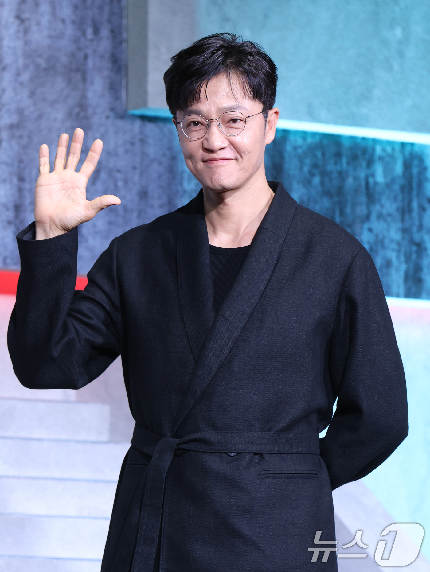 (서울=뉴스1) 권현진 기자 = 배우 조한철이 5일 오전 서울 중구 장충로 앰버서더 서울 풀만 호텔에서 열린 넷플릭스 '광장' 제작발표회에 참석해 포즈를 취하고 있다.‘광장’은 스 …