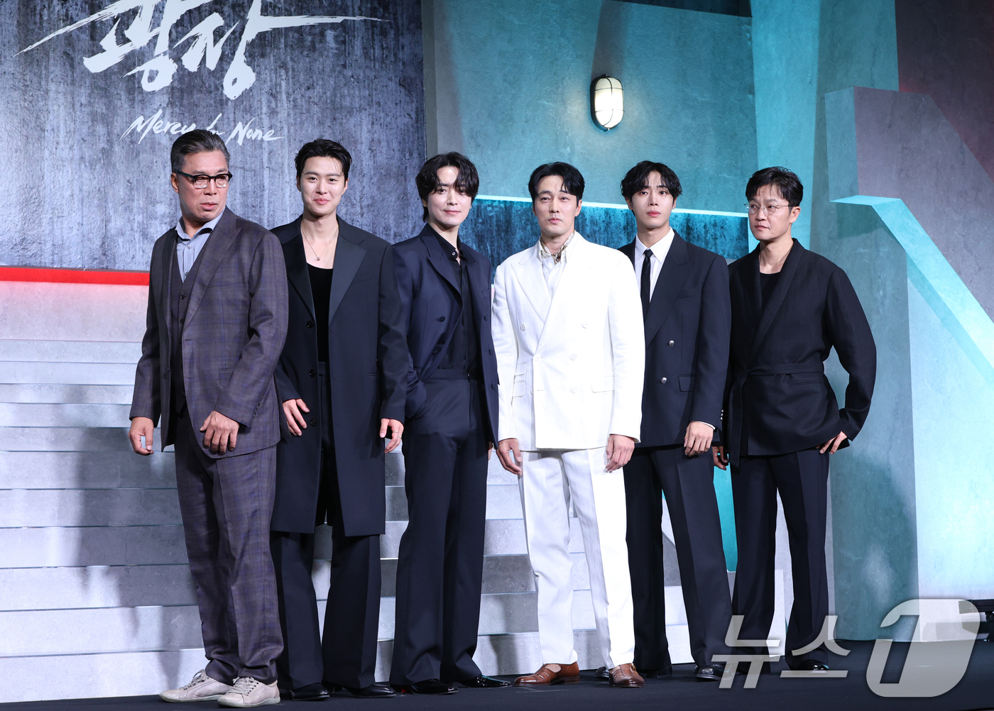 (서울=뉴스1) 권현진 기자 = 배우 안길강(왼쪽부터)과 공명, 이준혁, 소지섭, 추영우, 조한철이 5일 오전 서울 중구 장충로 앰버서더 서울 풀만 호텔에서 열린 넷플릭스 '광장' …