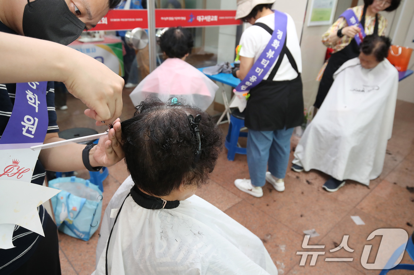 (대구=뉴스1) 공정식 기자 = 5일 오전 대구 중구 서문교회에서 열린 '2025년 제1회 중구 한마음순회봉사' 행사장을 찾은 어르신들이 이·미용 서비스를 받고 있다.1996년 결 …